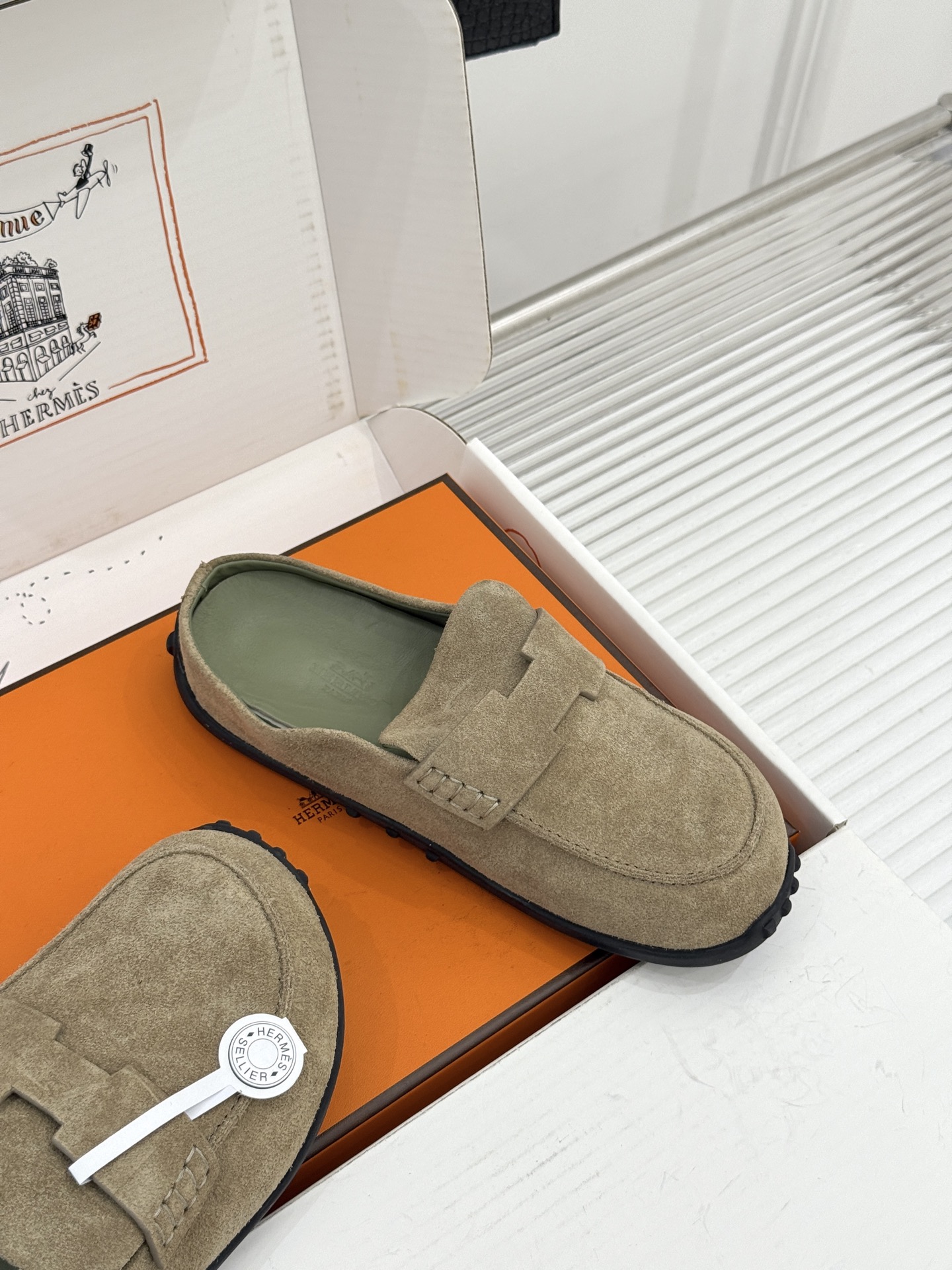 (配原版飞机盒) Hermès/爱马仕25WF新品 包头H半拖鞋勃肯鞋乐福鞋 厚底勃肯版型重塑经典。 麂皮小牛皮质感细腻 (配原版飞机盒) Hermès/爱马仕25WF新品 包头H半拖鞋勃肯鞋乐福鞋 厚底勃肯版型重塑经典。 麂皮小牛皮质感细腻