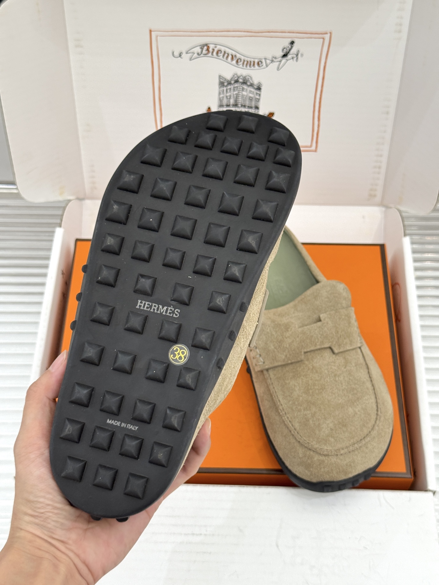 (配原版飞机盒) Hermès/爱马仕25WF新品 包头H半拖鞋勃肯鞋乐福鞋 厚底勃肯版型重塑经典。 麂皮小牛皮质感细腻 (配原版飞机盒) Hermès/爱马仕25WF新品 包头H半拖鞋勃肯鞋乐福鞋 厚底勃肯版型重塑经典。 麂皮小牛皮质感细腻