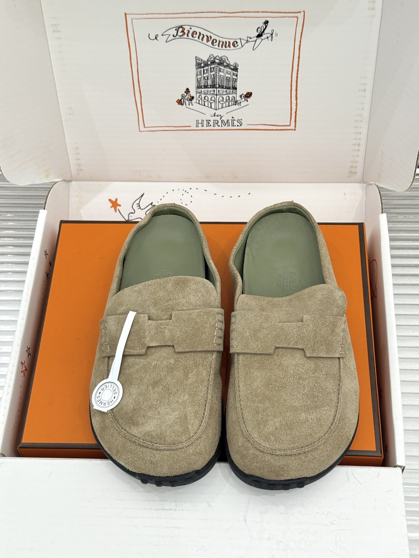(配原版飞机盒) Hermès/爱马仕25WF新品 包头H半拖鞋勃肯鞋乐福鞋 厚底勃肯版型重塑经典。 麂皮小牛皮质感细腻 (配原版飞机盒) Hermès/爱马仕25WF新品 包头H半拖鞋勃肯鞋乐福鞋 厚底勃肯版型重塑经典。 麂皮小牛皮质感细腻