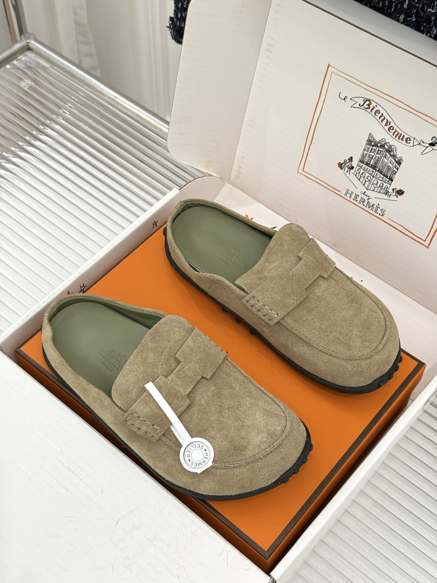 (配原版飞机盒) Hermès/爱马仕25WF新品 包头H半拖鞋勃肯鞋乐福鞋 厚底勃肯版型重塑经典。 麂皮小牛皮质感细腻 (配原版飞机盒) Hermès/爱马仕25WF新品 包头H半拖鞋勃肯鞋乐福鞋 厚底勃肯版型重塑经典。 麂皮小牛皮质感细腻
