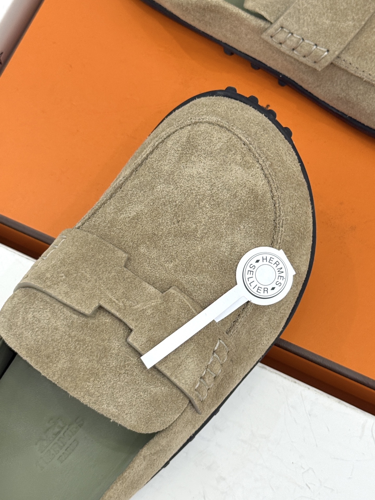 (配原版飞机盒) Hermès/爱马仕25WF新品 包头H半拖鞋勃肯鞋乐福鞋 厚底勃肯版型重塑经典。 麂皮小牛皮质感细腻 (配原版飞机盒) Hermès/爱马仕25WF新品 包头H半拖鞋勃肯鞋乐福鞋 厚底勃肯版型重塑经典。 麂皮小牛皮质感细腻