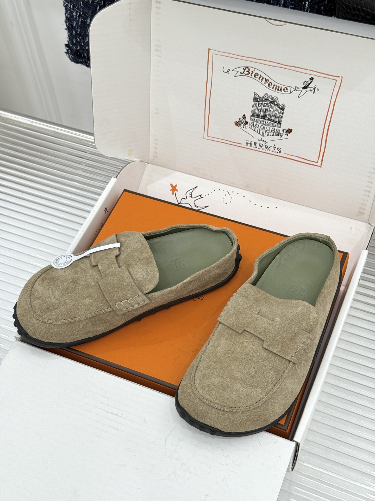 (配原版飞机盒) Hermès/爱马仕25WF新品 包头H半拖鞋勃肯鞋乐福鞋 厚底勃肯版型重塑经典。 麂皮小牛皮质感细腻 (配原版飞机盒) Hermès/爱马仕25WF新品 包头H半拖鞋勃肯鞋乐福鞋 厚底勃肯版型重塑经典。 麂皮小牛皮质感细腻