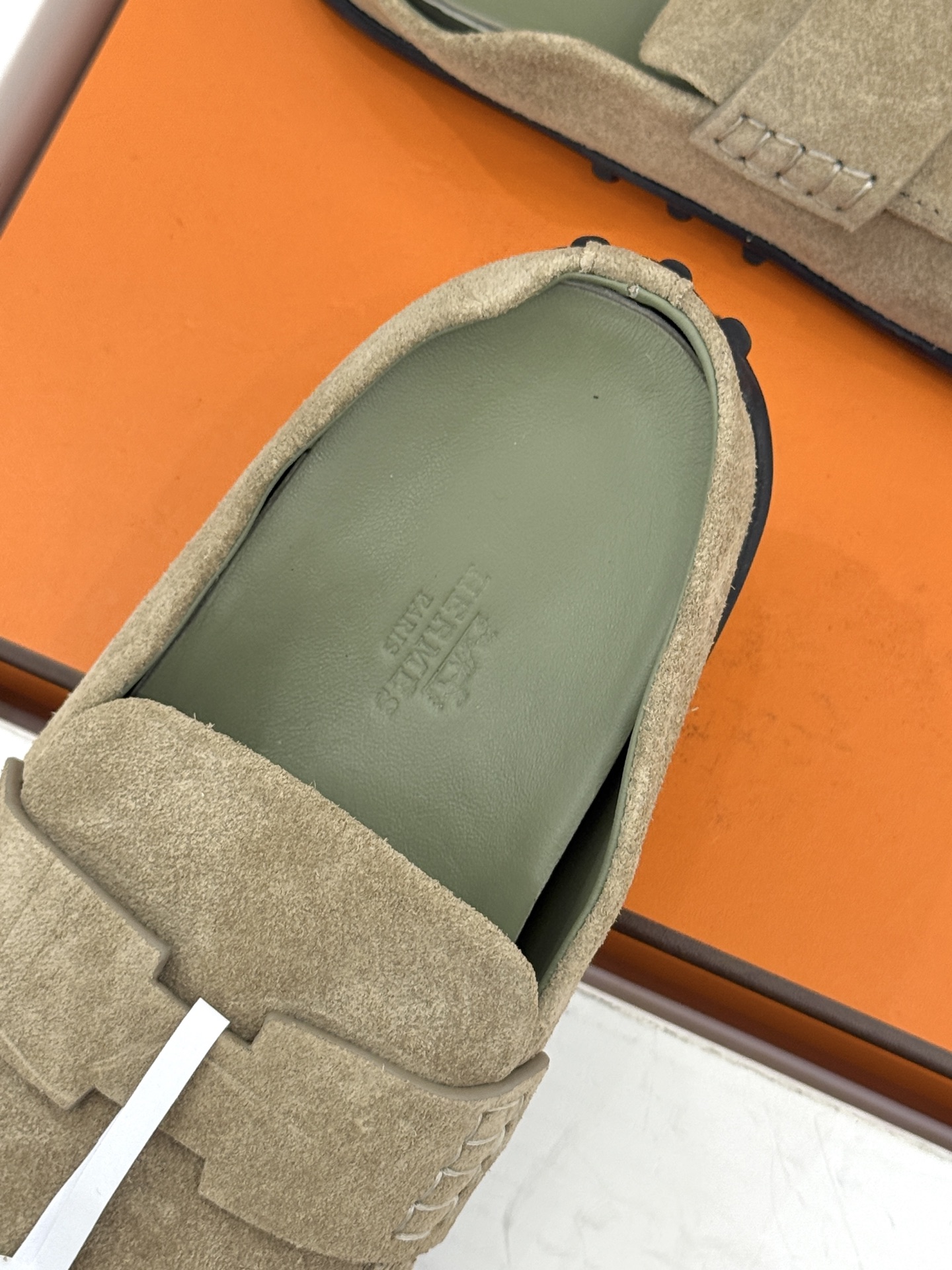 (配原版飞机盒) Hermès/爱马仕25WF新品 包头H半拖鞋勃肯鞋乐福鞋 厚底勃肯版型重塑经典。 麂皮小牛皮质感细腻 (配原版飞机盒) Hermès/爱马仕25WF新品 包头H半拖鞋勃肯鞋乐福鞋 厚底勃肯版型重塑经典。 麂皮小牛皮质感细腻