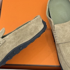 (配原版飞机盒) Hermès/爱马仕25WF新品 包头H半拖鞋勃肯鞋乐福鞋 厚底勃肯版型重塑经典。 麂皮小牛皮质感细腻 (配原版飞机盒) Hermès/爱马仕25WF新品 包头H半拖鞋勃肯鞋乐福鞋 厚底勃肯版型重塑经典。 麂皮小牛皮质感细腻