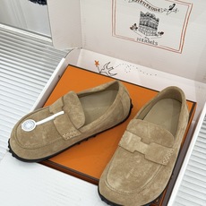 (配原版飞机盒) Hermès/爱马仕25WF新品 包头H半拖鞋勃肯鞋乐福鞋 厚底勃肯版型重塑经典。 麂皮小牛皮质感细腻 (配原版飞机盒) Hermès/爱马仕25WF新品 包头H半拖鞋勃肯鞋乐福鞋 厚底勃肯版型重塑经典。 麂皮小牛皮质感细腻