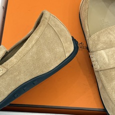 (配原版飞机盒) Hermès/爱马仕25WF新品 包头H半拖鞋勃肯鞋乐福鞋 厚底勃肯版型重塑经典。 麂皮小牛皮质感细腻 (配原版飞机盒) Hermès/爱马仕25WF新品 包头H半拖鞋勃肯鞋乐福鞋 厚底勃肯版型重塑经典。 麂皮小牛皮质感细腻