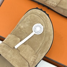 (配原版飞机盒) Hermès/爱马仕25WF新品 包头H半拖鞋勃肯鞋乐福鞋 厚底勃肯版型重塑经典。 麂皮小牛皮质感细腻 (配原版飞机盒) Hermès/爱马仕25WF新品 包头H半拖鞋勃肯鞋乐福鞋 厚底勃肯版型重塑经典。 麂皮小牛皮质感细腻