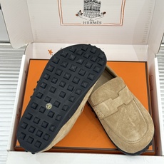 (配原版飞机盒) Hermès/爱马仕25WF新品 包头H半拖鞋勃肯鞋乐福鞋 厚底勃肯版型重塑经典。 麂皮小牛皮质感细腻 (配原版飞机盒) Hermès/爱马仕25WF新品 包头H半拖鞋勃肯鞋乐福鞋 厚底勃肯版型重塑经典。 麂皮小牛皮质感细腻