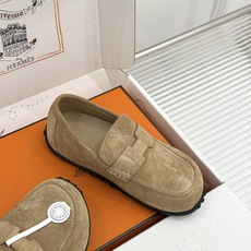 (配原版飞机盒) Hermès/爱马仕25WF新品 包头H半拖鞋勃肯鞋乐福鞋 厚底勃肯版型重塑经典。 麂皮小牛皮质感细腻 (配原版飞机盒) Hermès/爱马仕25WF新品 包头H半拖鞋勃肯鞋乐福鞋 厚底勃肯版型重塑经典。 麂皮小牛皮质感细腻