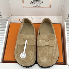 (配原版飞机盒) Hermès/爱马仕25WF新品 包头H半拖鞋勃肯鞋乐福鞋 厚底勃肯版型重塑经典。 麂皮小牛皮质感细腻 (配原版飞机盒) Hermès/爱马仕25WF新品 包头H半拖鞋勃肯鞋乐福鞋 厚底勃肯版型重塑经典。 麂皮小牛皮质感细腻