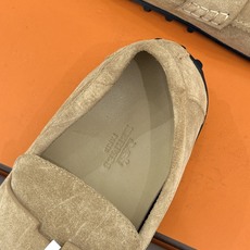 (配原版飞机盒) Hermès/爱马仕25WF新品 包头H半拖鞋勃肯鞋乐福鞋 厚底勃肯版型重塑经典。 麂皮小牛皮质感细腻 (配原版飞机盒) Hermès/爱马仕25WF新品 包头H半拖鞋勃肯鞋乐福鞋 厚底勃肯版型重塑经典。 麂皮小牛皮质感细腻