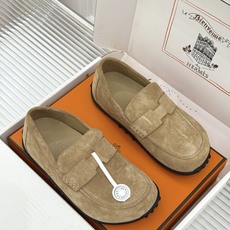 (配原版飞机盒) Hermès/爱马仕25WF新品 包头H半拖鞋勃肯鞋乐福鞋 厚底勃肯版型重塑经典。 麂皮小牛皮质感细腻 (配原版飞机盒) Hermès/爱马仕25WF新品 包头H半拖鞋勃肯鞋乐福鞋 厚底勃肯版型重塑经典。 麂皮小牛皮质感细腻