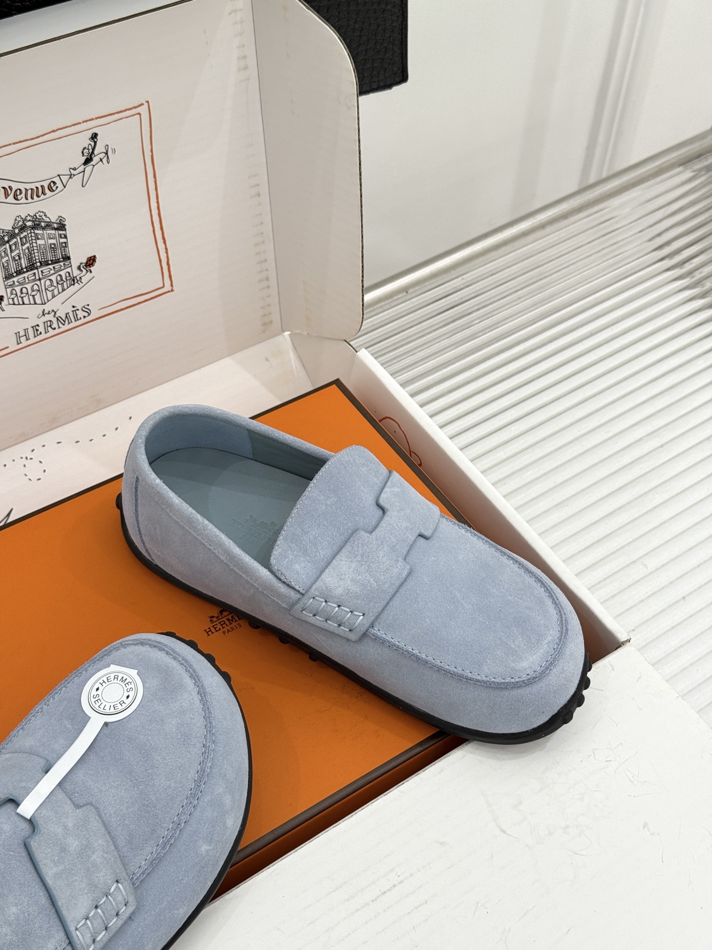 (配原版飞机盒) Hermès/爱马仕25WF新品 包头H半拖鞋勃肯鞋乐福鞋 厚底勃肯版型重塑经典。 麂皮小牛皮质感细腻 (配原版飞机盒) Hermès/爱马仕25WF新品 包头H半拖鞋勃肯鞋乐福鞋 厚底勃肯版型重塑经典。 麂皮小牛皮质感细腻