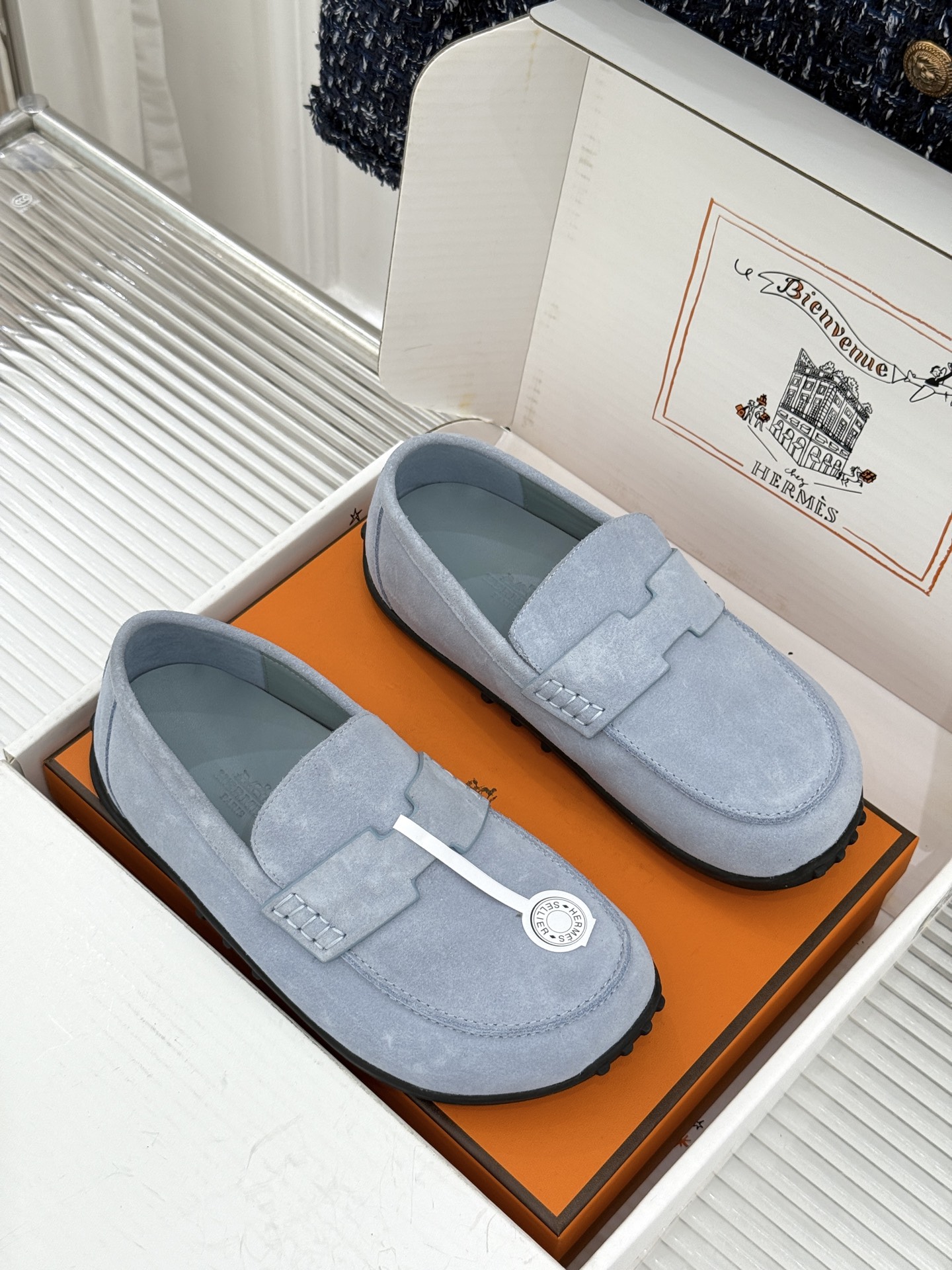 (配原版飞机盒) Hermès/爱马仕25WF新品 包头H半拖鞋勃肯鞋乐福鞋 厚底勃肯版型重塑经典。 麂皮小牛皮质感细腻 (配原版飞机盒) Hermès/爱马仕25WF新品 包头H半拖鞋勃肯鞋乐福鞋 厚底勃肯版型重塑经典。 麂皮小牛皮质感细腻