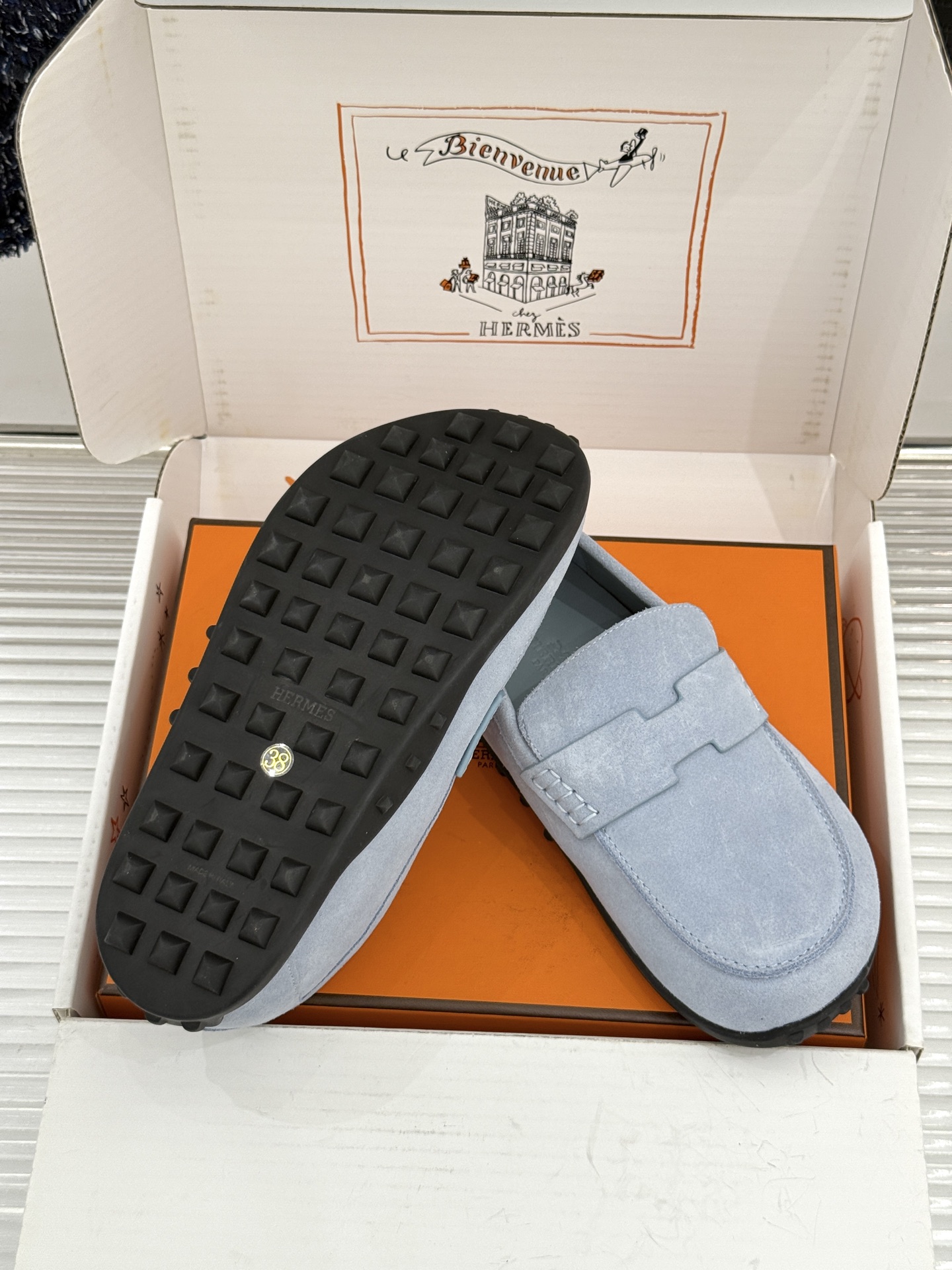 (配原版飞机盒) Hermès/爱马仕25WF新品 包头H半拖鞋勃肯鞋乐福鞋 厚底勃肯版型重塑经典。 麂皮小牛皮质感细腻 (配原版飞机盒) Hermès/爱马仕25WF新品 包头H半拖鞋勃肯鞋乐福鞋 厚底勃肯版型重塑经典。 麂皮小牛皮质感细腻