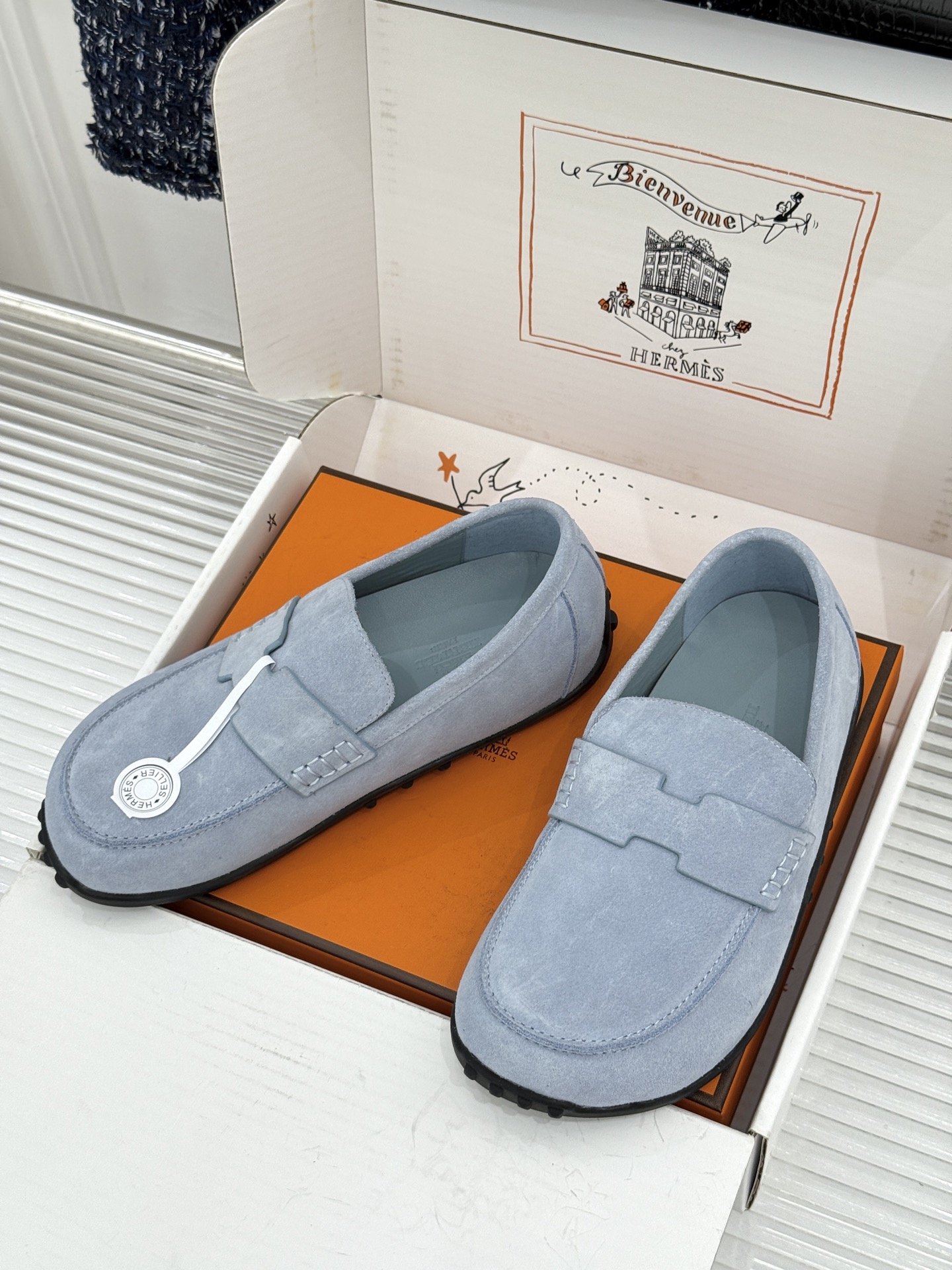(配原版飞机盒) Hermès/爱马仕25WF新品 包头H半拖鞋勃肯鞋乐福鞋 厚底勃肯版型重塑经典。 麂皮小牛皮质感细腻 (配原版飞机盒) Hermès/爱马仕25WF新品 包头H半拖鞋勃肯鞋乐福鞋 厚底勃肯版型重塑经典。 麂皮小牛皮质感细腻