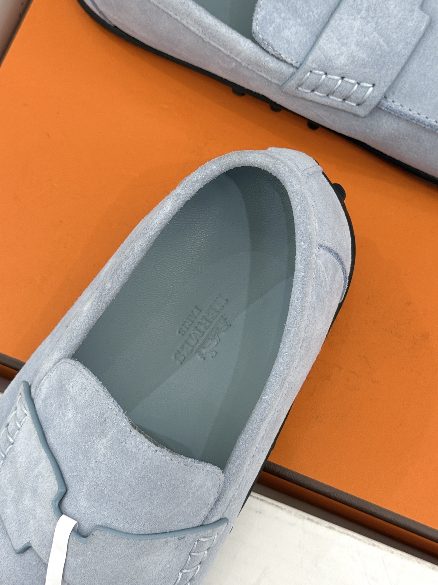 (配原版飞机盒) Hermès/爱马仕25WF新品 包头H半拖鞋勃肯鞋乐福鞋 厚底勃肯版型重塑经典。 麂皮小牛皮质感细腻 (配原版飞机盒) Hermès/爱马仕25WF新品 包头H半拖鞋勃肯鞋乐福鞋 厚底勃肯版型重塑经典。 麂皮小牛皮质感细腻