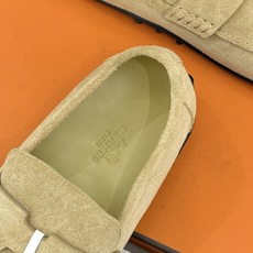 (配原版飞机盒) Hermès/爱马仕25WF新品 包头H半拖鞋勃肯鞋乐福鞋 厚底勃肯版型重塑经典。 麂皮小牛皮质感细腻 (配原版飞机盒) Hermès/爱马仕25WF新品 包头H半拖鞋勃肯鞋乐福鞋 厚底勃肯版型重塑经典。 麂皮小牛皮质感细腻