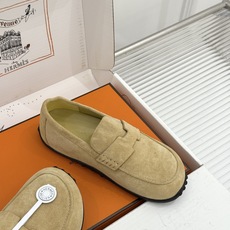 (配原版飞机盒) Hermès/爱马仕25WF新品 包头H半拖鞋勃肯鞋乐福鞋 厚底勃肯版型重塑经典。 麂皮小牛皮质感细腻 (配原版飞机盒) Hermès/爱马仕25WF新品 包头H半拖鞋勃肯鞋乐福鞋 厚底勃肯版型重塑经典。 麂皮小牛皮质感细腻
