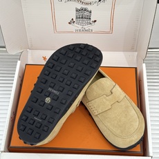 (配原版飞机盒) Hermès/爱马仕25WF新品 包头H半拖鞋勃肯鞋乐福鞋 厚底勃肯版型重塑经典。 麂皮小牛皮质感细腻 (配原版飞机盒) Hermès/爱马仕25WF新品 包头H半拖鞋勃肯鞋乐福鞋 厚底勃肯版型重塑经典。 麂皮小牛皮质感细腻