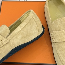 (配原版飞机盒) Hermès/爱马仕25WF新品 包头H半拖鞋勃肯鞋乐福鞋 厚底勃肯版型重塑经典。 麂皮小牛皮质感细腻 (配原版飞机盒) Hermès/爱马仕25WF新品 包头H半拖鞋勃肯鞋乐福鞋 厚底勃肯版型重塑经典。 麂皮小牛皮质感细腻