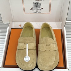 (配原版飞机盒) Hermès/爱马仕25WF新品 包头H半拖鞋勃肯鞋乐福鞋 厚底勃肯版型重塑经典。 麂皮小牛皮质感细腻 (配原版飞机盒) Hermès/爱马仕25WF新品 包头H半拖鞋勃肯鞋乐福鞋 厚底勃肯版型重塑经典。 麂皮小牛皮质感细腻