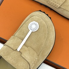 (配原版飞机盒) Hermès/爱马仕25WF新品 包头H半拖鞋勃肯鞋乐福鞋 厚底勃肯版型重塑经典。 麂皮小牛皮质感细腻 (配原版飞机盒) Hermès/爱马仕25WF新品 包头H半拖鞋勃肯鞋乐福鞋 厚底勃肯版型重塑经典。 麂皮小牛皮质感细腻