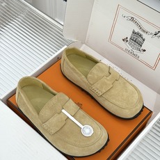 (配原版飞机盒) Hermès/爱马仕25WF新品 包头H半拖鞋勃肯鞋乐福鞋 厚底勃肯版型重塑经典。 麂皮小牛皮质感细腻 (配原版飞机盒) Hermès/爱马仕25WF新品 包头H半拖鞋勃肯鞋乐福鞋 厚底勃肯版型重塑经典。 麂皮小牛皮质感细腻