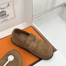 (配原版飞机盒) Hermès/爱马仕25WF新品 包头H半拖鞋勃肯鞋乐福鞋 厚底勃肯版型重塑经典。 麂皮小牛皮质感细腻 (配原版飞机盒) Hermès/爱马仕25WF新品 包头H半拖鞋勃肯鞋乐福鞋 厚底勃肯版型重塑经典。 麂皮小牛皮质感细腻