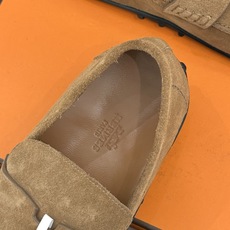 (配原版飞机盒) Hermès/爱马仕25WF新品 包头H半拖鞋勃肯鞋乐福鞋 厚底勃肯版型重塑经典。 麂皮小牛皮质感细腻 (配原版飞机盒) Hermès/爱马仕25WF新品 包头H半拖鞋勃肯鞋乐福鞋 厚底勃肯版型重塑经典。 麂皮小牛皮质感细腻