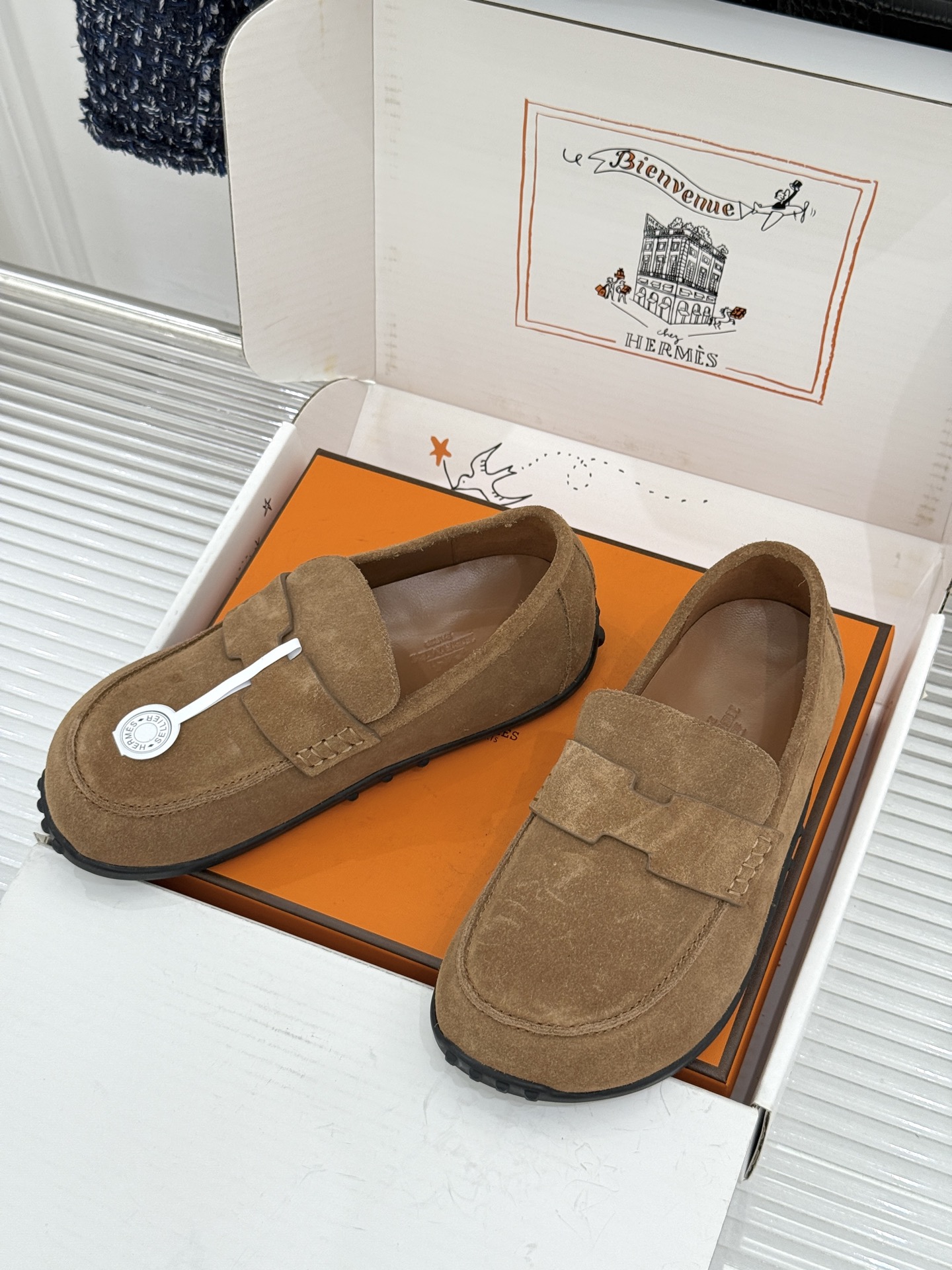 (配原版飞机盒) Hermès/爱马仕25WF新品 包头H半拖鞋勃肯鞋乐福鞋 厚底勃肯版型重塑经典。 麂皮小牛皮质感细腻 (配原版飞机盒) Hermès/爱马仕25WF新品 包头H半拖鞋勃肯鞋乐福鞋 厚底勃肯版型重塑经典。 麂皮小牛皮质感细腻