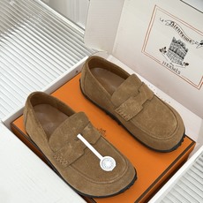 (配原版飞机盒) Hermès/爱马仕25WF新品 包头H半拖鞋勃肯鞋乐福鞋 厚底勃肯版型重塑经典。 麂皮小牛皮质感细腻 (配原版飞机盒) Hermès/爱马仕25WF新品 包头H半拖鞋勃肯鞋乐福鞋 厚底勃肯版型重塑经典。 麂皮小牛皮质感细腻