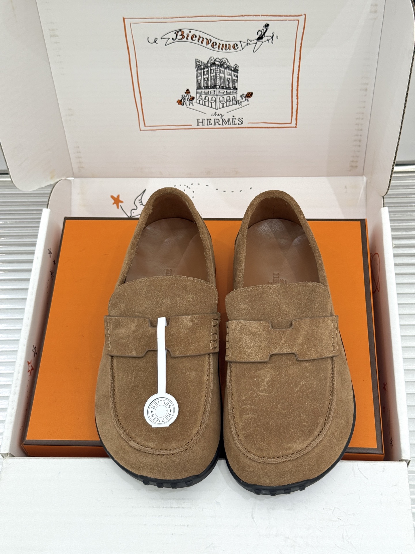(配原版飞机盒) Hermès/爱马仕25WF新品 包头H半拖鞋勃肯鞋乐福鞋 厚底勃肯版型重塑经典。 麂皮小牛皮质感细腻 (配原版飞机盒) Hermès/爱马仕25WF新品 包头H半拖鞋勃肯鞋乐福鞋 厚底勃肯版型重塑经典。 麂皮小牛皮质感细腻