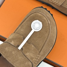 (配原版飞机盒) Hermès/爱马仕25WF新品 包头H半拖鞋勃肯鞋乐福鞋 厚底勃肯版型重塑经典。 麂皮小牛皮质感细腻 (配原版飞机盒) Hermès/爱马仕25WF新品 包头H半拖鞋勃肯鞋乐福鞋 厚底勃肯版型重塑经典。 麂皮小牛皮质感细腻