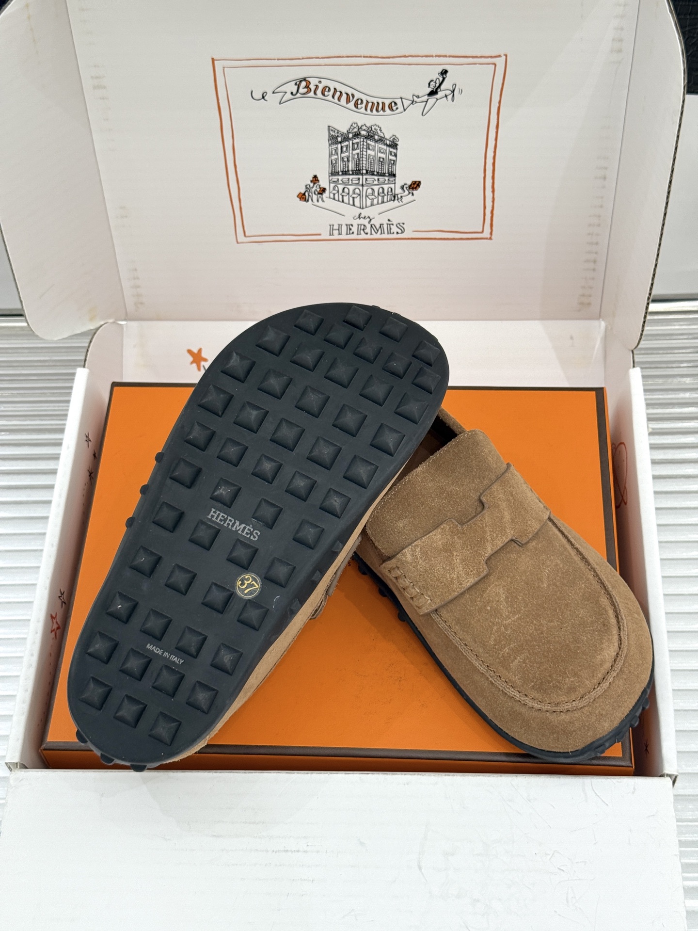 (配原版飞机盒) Hermès/爱马仕25WF新品 包头H半拖鞋勃肯鞋乐福鞋 厚底勃肯版型重塑经典。 麂皮小牛皮质感细腻 (配原版飞机盒) Hermès/爱马仕25WF新品 包头H半拖鞋勃肯鞋乐福鞋 厚底勃肯版型重塑经典。 麂皮小牛皮质感细腻
