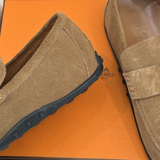 (配原版飞机盒) Hermès/爱马仕25WF新品 包头H半拖鞋勃肯鞋乐福鞋 厚底勃肯版型重塑经典。 麂皮小牛皮质感细腻 (配原版飞机盒) Hermès/爱马仕25WF新品 包头H半拖鞋勃肯鞋乐福鞋 厚底勃肯版型重塑经典。 麂皮小牛皮质感细腻