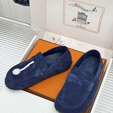 (配原版飞机盒) Hermès/爱马仕25WF新品 包头H半拖鞋勃肯鞋乐福鞋 厚底勃肯版型重塑经典。 麂皮小牛皮质感细腻 (配原版飞机盒) Hermès/爱马仕25WF新品 包头H半拖鞋勃肯鞋乐福鞋 厚底勃肯版型重塑经典。 麂皮小牛皮质感细腻