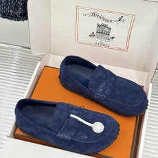 (配原版飞机盒) Hermès/爱马仕25WF新品 包头H半拖鞋勃肯鞋乐福鞋 厚底勃肯版型重塑经典。 麂皮小牛皮质感细腻 (配原版飞机盒) Hermès/爱马仕25WF新品 包头H半拖鞋勃肯鞋乐福鞋 厚底勃肯版型重塑经典。 麂皮小牛皮质感细腻