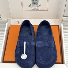 (配原版飞机盒) Hermès/爱马仕25WF新品 包头H半拖鞋勃肯鞋乐福鞋 厚底勃肯版型重塑经典。 麂皮小牛皮质感细腻 (配原版飞机盒) Hermès/爱马仕25WF新品 包头H半拖鞋勃肯鞋乐福鞋 厚底勃肯版型重塑经典。 麂皮小牛皮质感细腻