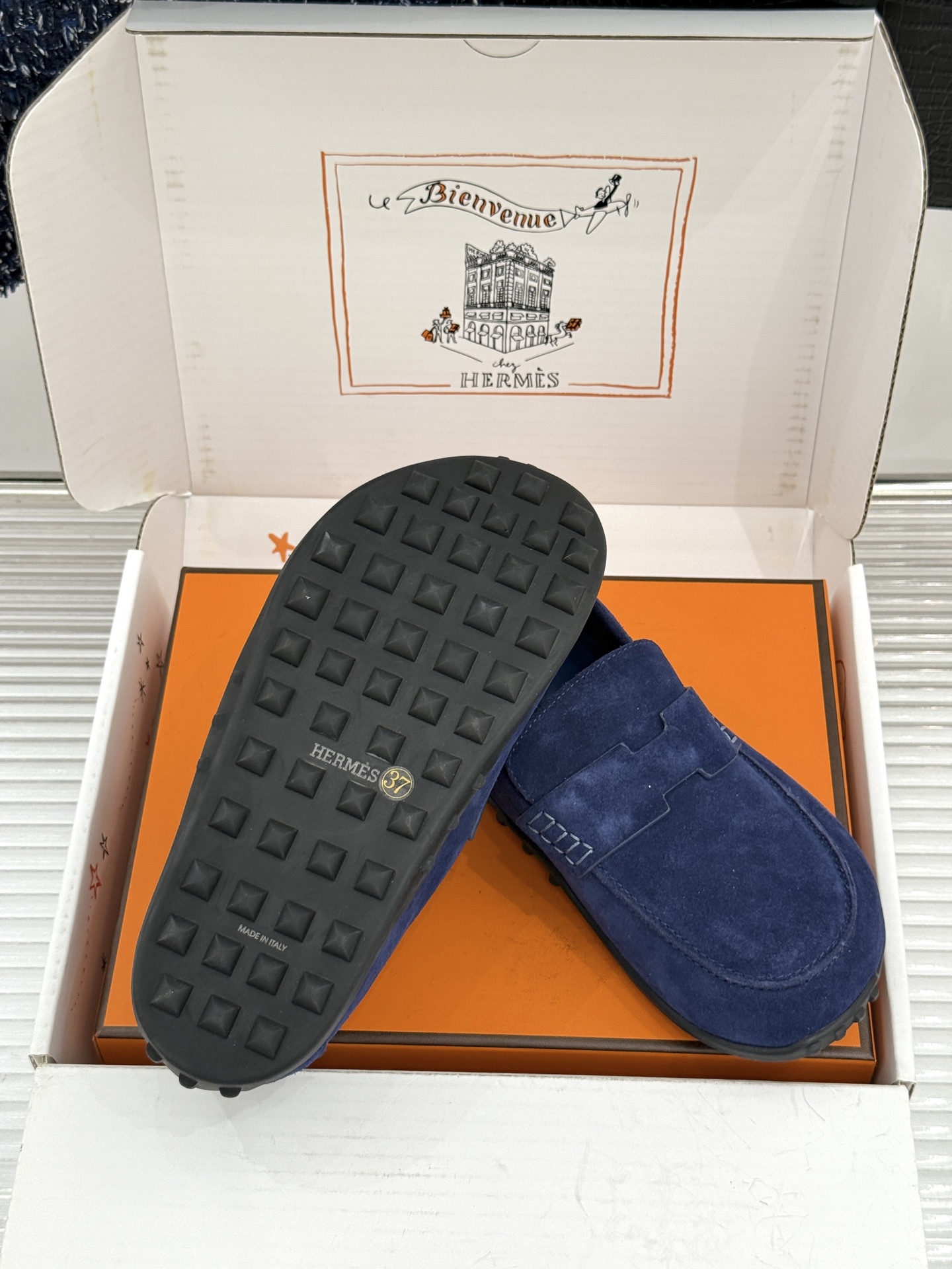 (配原版飞机盒) Hermès/爱马仕25WF新品 包头H半拖鞋勃肯鞋乐福鞋 厚底勃肯版型重塑经典。 麂皮小牛皮质感细腻 (配原版飞机盒) Hermès/爱马仕25WF新品 包头H半拖鞋勃肯鞋乐福鞋 厚底勃肯版型重塑经典。 麂皮小牛皮质感细腻