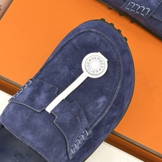 (配原版飞机盒) Hermès/爱马仕25WF新品 包头H半拖鞋勃肯鞋乐福鞋 厚底勃肯版型重塑经典。 麂皮小牛皮质感细腻 (配原版飞机盒) Hermès/爱马仕25WF新品 包头H半拖鞋勃肯鞋乐福鞋 厚底勃肯版型重塑经典。 麂皮小牛皮质感细腻