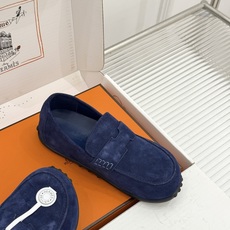 (配原版飞机盒) Hermès/爱马仕25WF新品 包头H半拖鞋勃肯鞋乐福鞋 厚底勃肯版型重塑经典。 麂皮小牛皮质感细腻 (配原版飞机盒) Hermès/爱马仕25WF新品 包头H半拖鞋勃肯鞋乐福鞋 厚底勃肯版型重塑经典。 麂皮小牛皮质感细腻