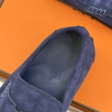 (配原版飞机盒) Hermès/爱马仕25WF新品 包头H半拖鞋勃肯鞋乐福鞋 厚底勃肯版型重塑经典。 麂皮小牛皮质感细腻 (配原版飞机盒) Hermès/爱马仕25WF新品 包头H半拖鞋勃肯鞋乐福鞋 厚底勃肯版型重塑经典。 麂皮小牛皮质感细腻