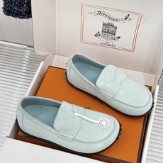 (配原版飞机盒) Hermès/爱马仕25WF新品 包头H半拖鞋勃肯鞋乐福鞋 厚底勃肯版型重塑经典。 麂皮小牛皮质感细腻 (配原版飞机盒) Hermès/爱马仕25WF新品 包头H半拖鞋勃肯鞋乐福鞋 厚底勃肯版型重塑经典。 麂皮小牛皮质感细腻