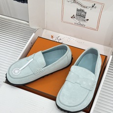 (配原版飞机盒) Hermès/爱马仕25WF新品 包头H半拖鞋勃肯鞋乐福鞋 厚底勃肯版型重塑经典。 麂皮小牛皮质感细腻 (配原版飞机盒) Hermès/爱马仕25WF新品 包头H半拖鞋勃肯鞋乐福鞋 厚底勃肯版型重塑经典。 麂皮小牛皮质感细腻
