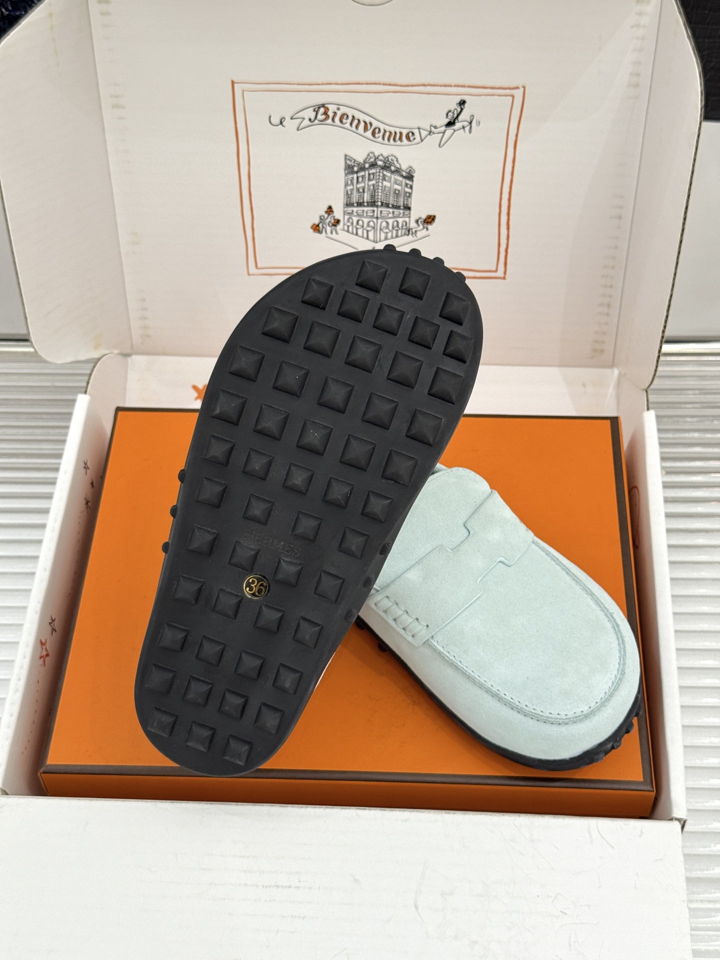 (配原版飞机盒) Hermès/爱马仕25WF新品 包头H半拖鞋勃肯鞋乐福鞋 厚底勃肯版型重塑经典。 麂皮小牛皮质感细腻 (配原版飞机盒) Hermès/爱马仕25WF新品 包头H半拖鞋勃肯鞋乐福鞋 厚底勃肯版型重塑经典。 麂皮小牛皮质感细腻