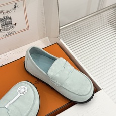 (配原版飞机盒) Hermès/爱马仕25WF新品 包头H半拖鞋勃肯鞋乐福鞋 厚底勃肯版型重塑经典。 麂皮小牛皮质感细腻 (配原版飞机盒) Hermès/爱马仕25WF新品 包头H半拖鞋勃肯鞋乐福鞋 厚底勃肯版型重塑经典。 麂皮小牛皮质感细腻