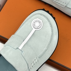 (配原版飞机盒) Hermès/爱马仕25WF新品 包头H半拖鞋勃肯鞋乐福鞋 厚底勃肯版型重塑经典。 麂皮小牛皮质感细腻 (配原版飞机盒) Hermès/爱马仕25WF新品 包头H半拖鞋勃肯鞋乐福鞋 厚底勃肯版型重塑经典。 麂皮小牛皮质感细腻