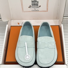 (配原版飞机盒) Hermès/爱马仕25WF新品 包头H半拖鞋勃肯鞋乐福鞋 厚底勃肯版型重塑经典。 麂皮小牛皮质感细腻 (配原版飞机盒) Hermès/爱马仕25WF新品 包头H半拖鞋勃肯鞋乐福鞋 厚底勃肯版型重塑经典。 麂皮小牛皮质感细腻