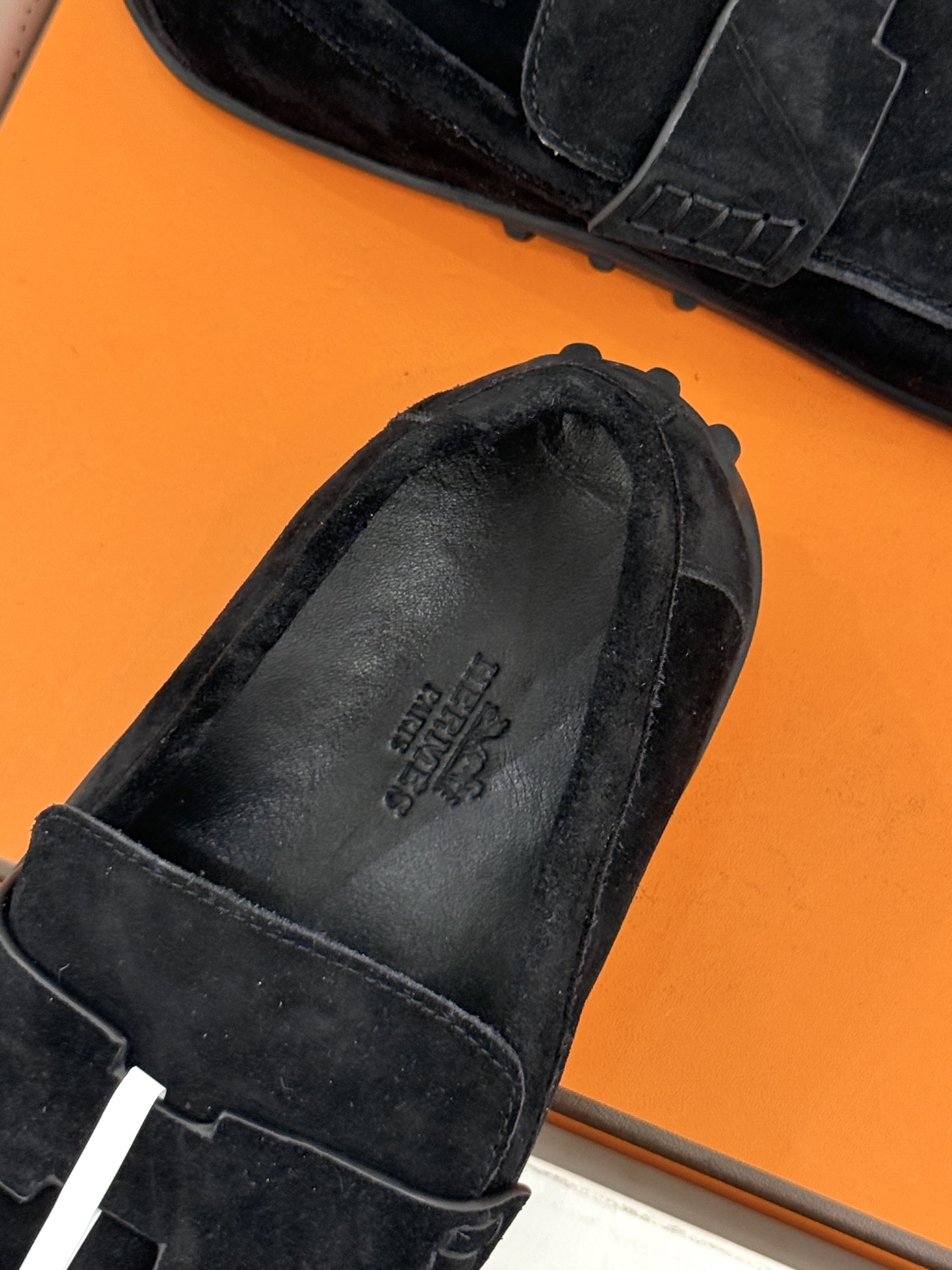 （配原版飞机盒） Hermès/爱马仕25WF新品 包头H半拖鞋勃肯鞋乐福鞋 厚底勃肯版型重塑经典。 麂皮小牛皮质感细腻